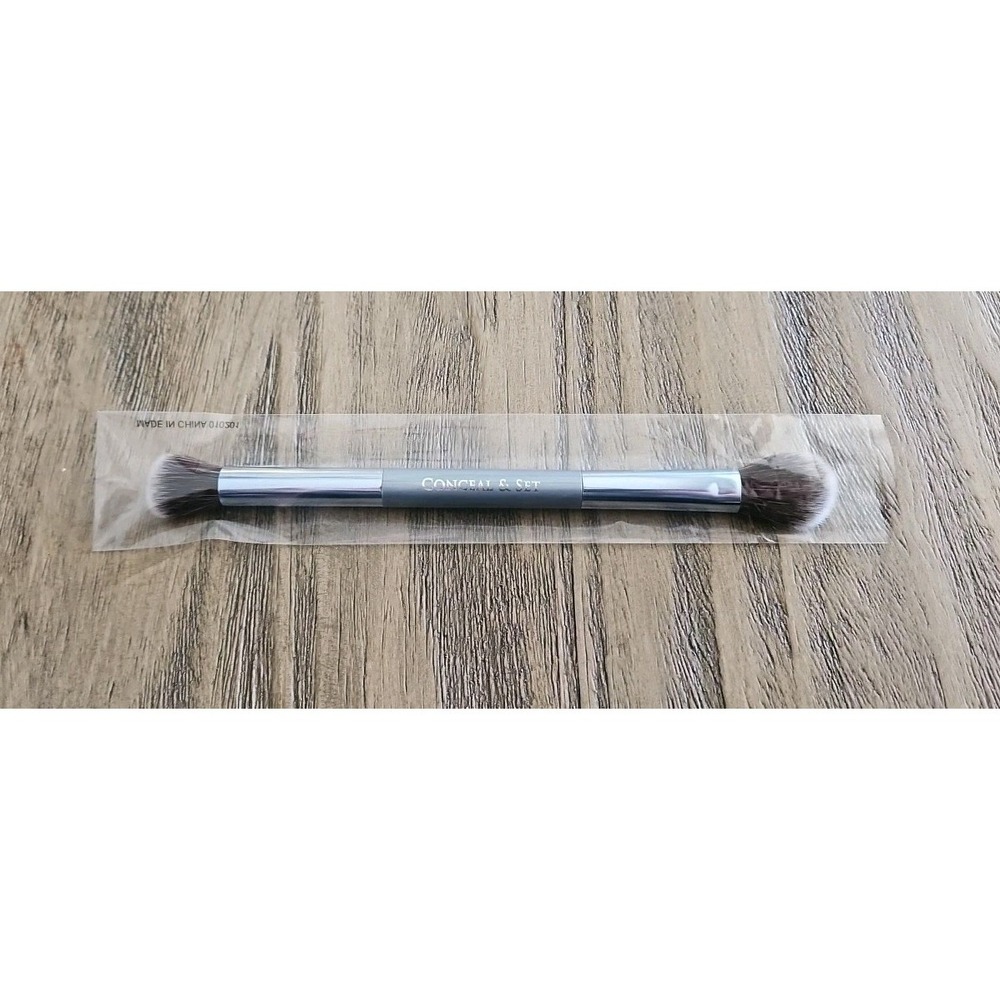 F.A.R.A.H. Conceal & Set Makeup Brush Dual Ended
